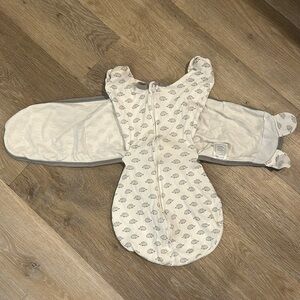 Omni White/Grey Swaddlesack with adjustable wrap (0-3mo)